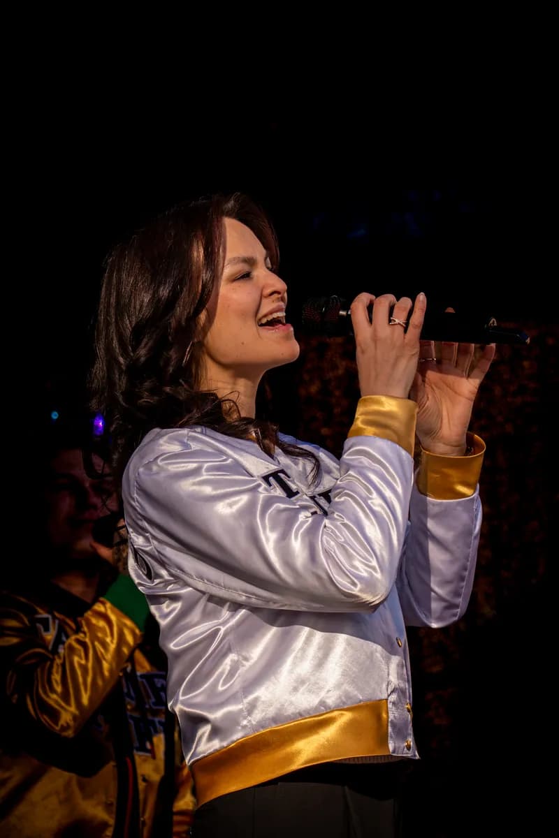 Sängerin in weißer Satinjacke